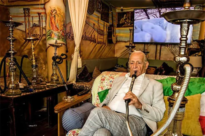 مالک ۷۷ ساله‌ یک چایخانه‌ ایرانی تهدید به اعتصاب غذا کرد